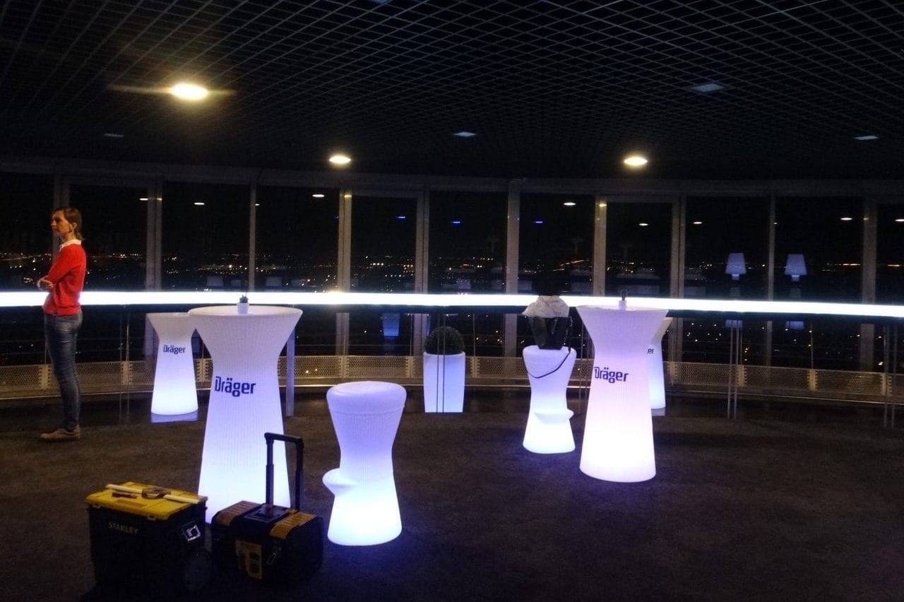 cropped-alquiler-_mobiliario_eventos_alquiler-retoiluminados_muebles-led_-4.jpg ALQUILER DE LUCES PARA EVENTOS